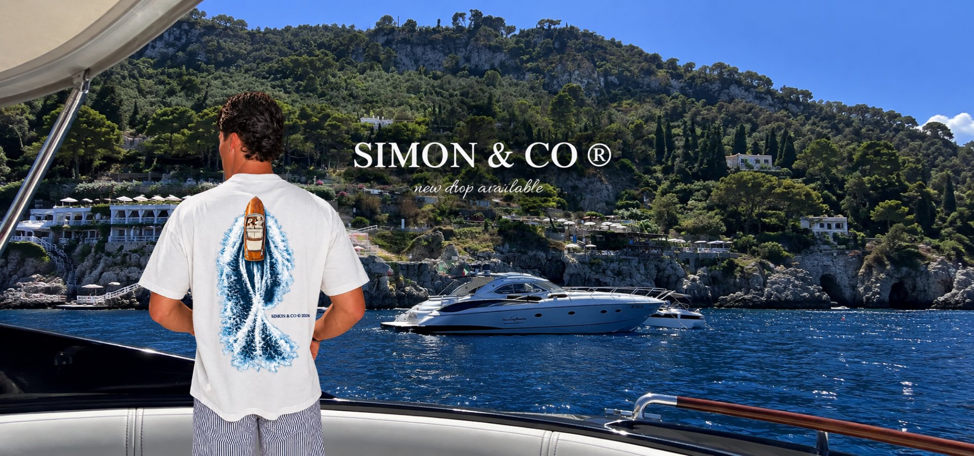 Simon & Co®, new drop available: rapaz de costas num barco em Capri, vestindo a camiseta branca com estampa de lancha