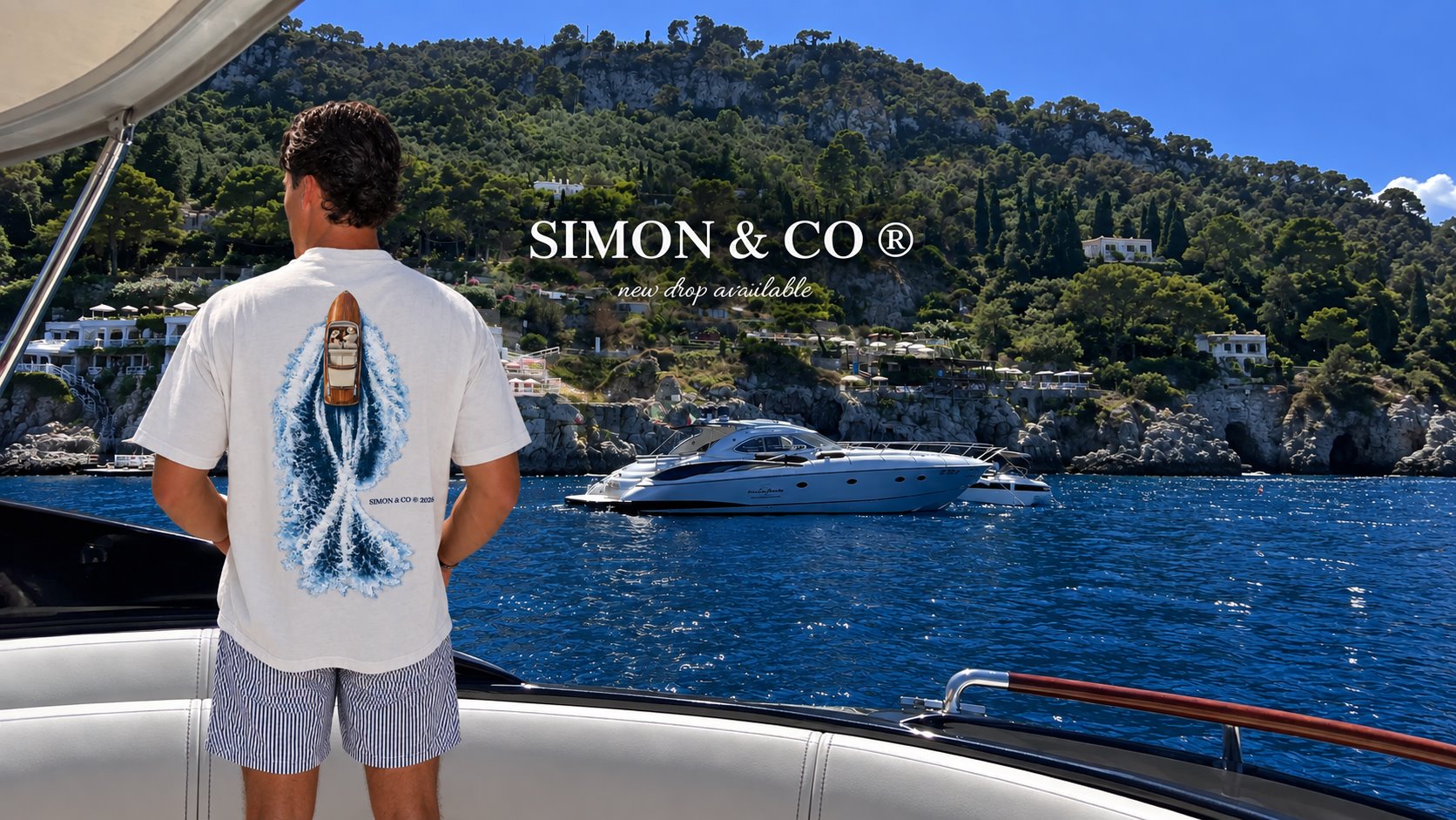 Simon & Co®, new drop available: rapaz de costas num barco vestindo a camiseta com estampa de lancha, com um iate ao fundo