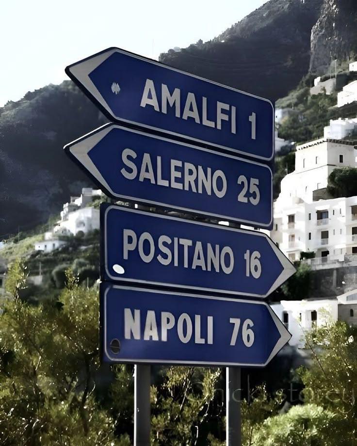 Placas azuis de estrada indicando Amalfi, Salerno, Positano e Napoli