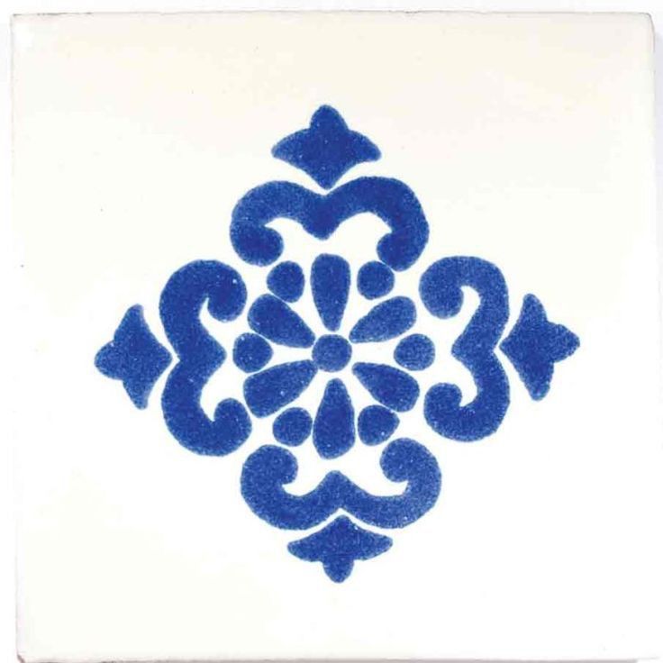 Azulejo branco com ornamento azul em forma de flor