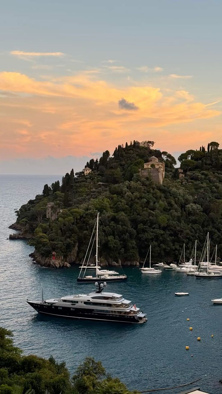Pôr do sol sobre a baía de Portofino, com iates ancorados