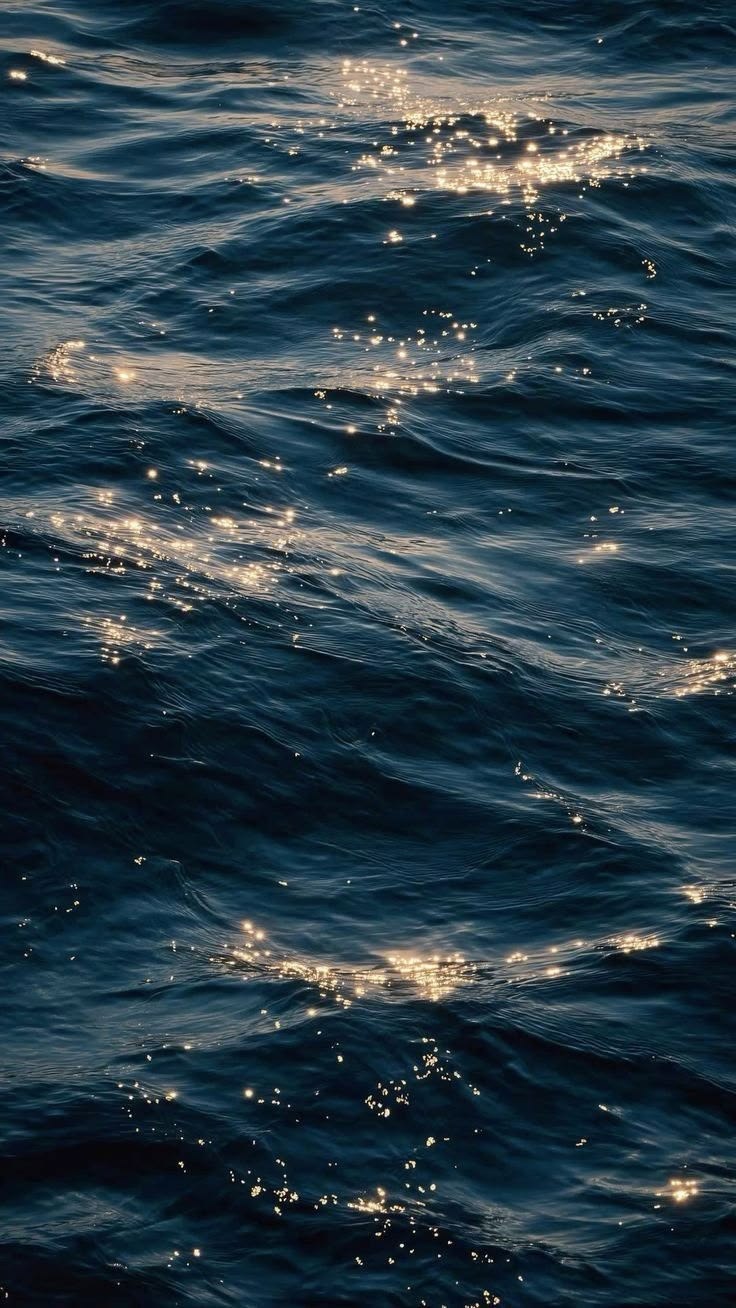 Reflexos de luz na superfície do mar ao entardecer